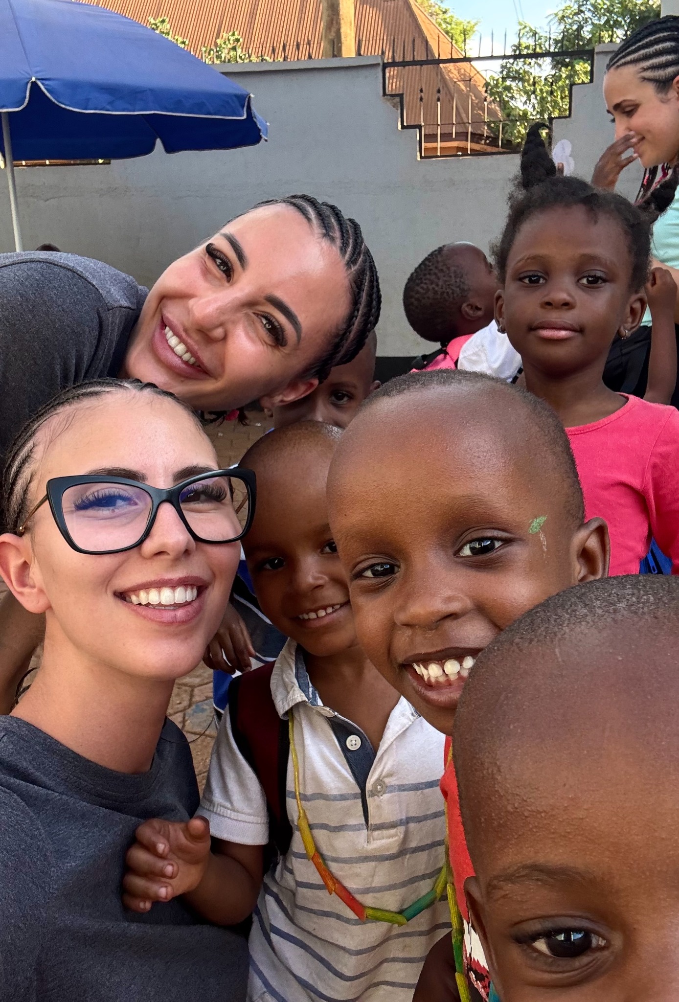 Alessia e Chantal insieme ai bambini durante il viaggio di volontariato in Tanzania