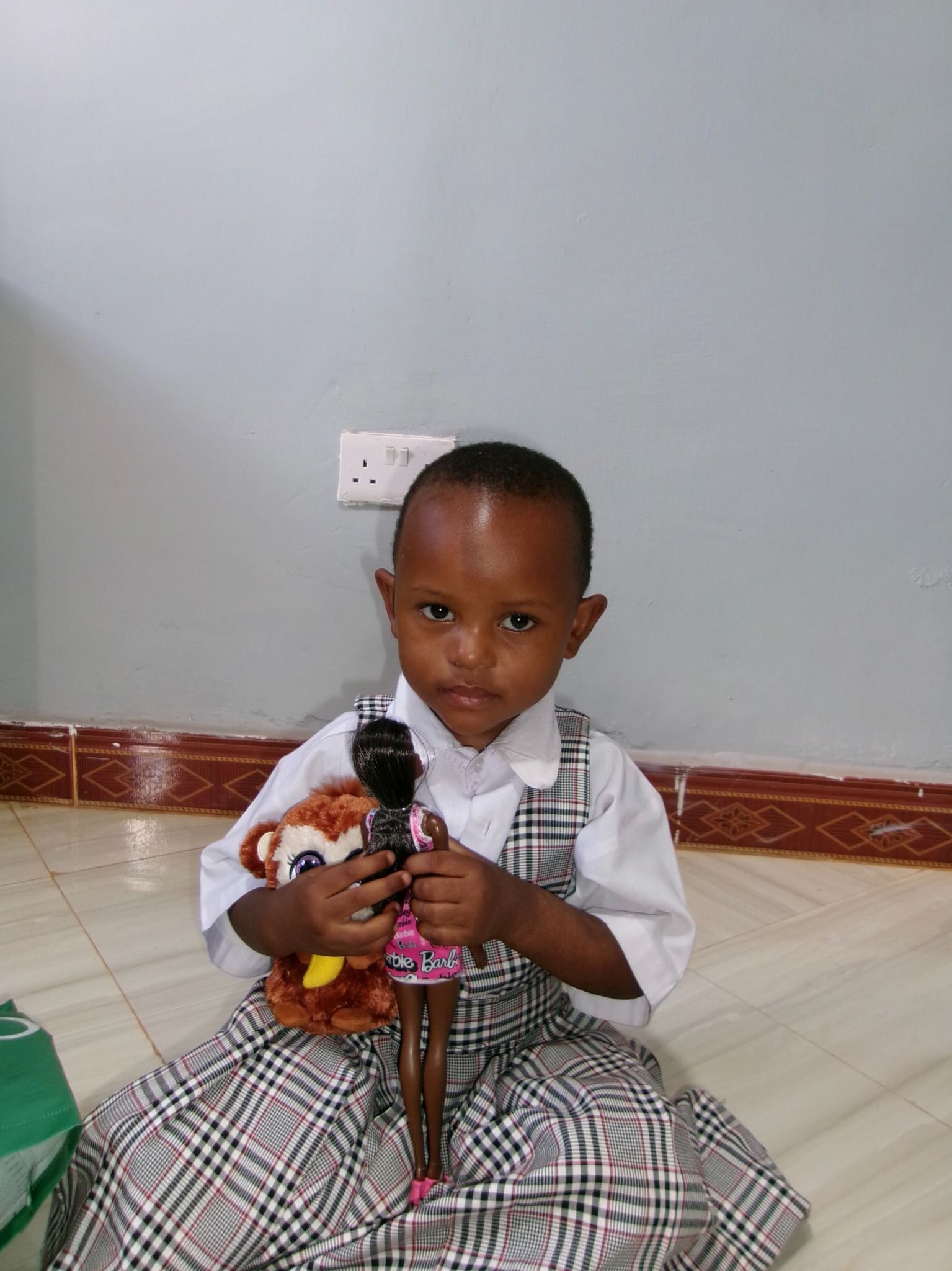 Bambina con uniforme scolastica e giochi