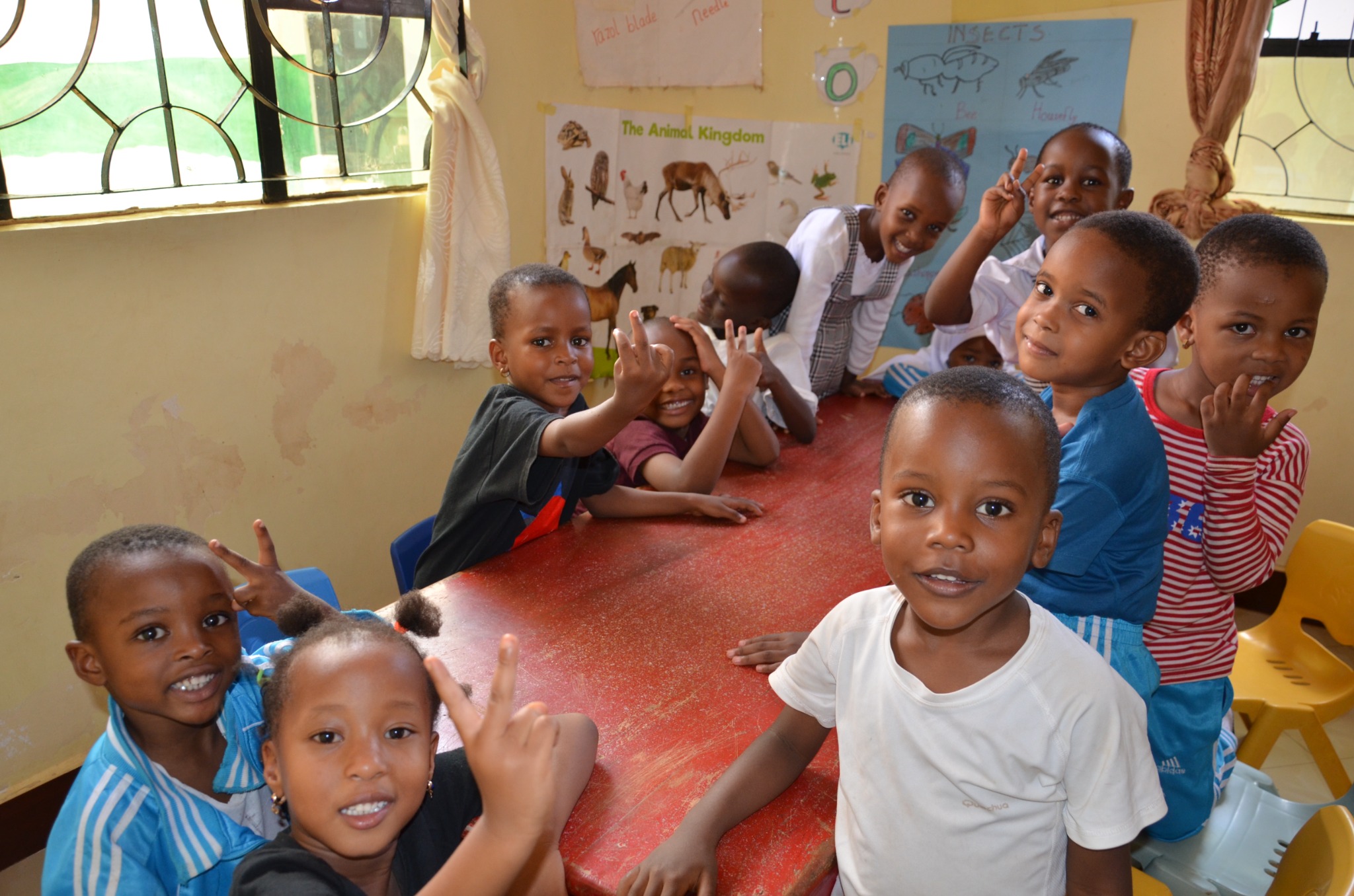 Bambini della St. Harris School riuniti in classe